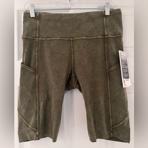 NWT Lululemon khaki shorts with pockets